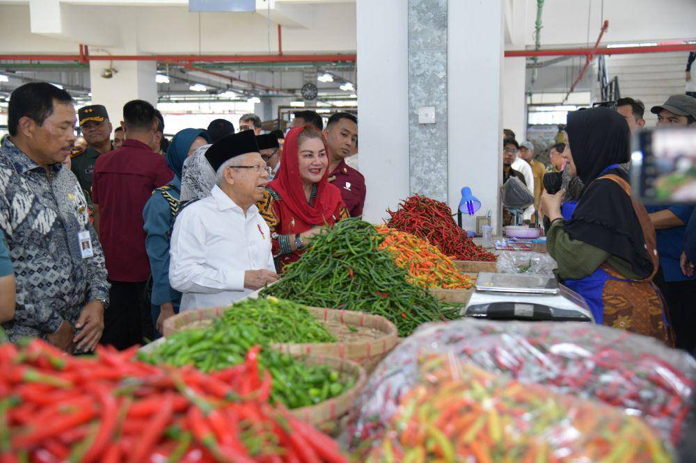 Wakil Presiden (Wapres) RI, Ma'ruf Amin melakukan pantauan harga sembako dan kebutuhan pokok di Pasar Johar Semarang, Kamis (28/12/2023). (dok. Pemkot Semarang)