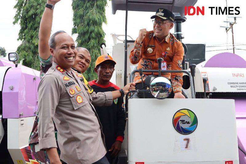 Pj Bupati PPU, Makmur Marbun bersama Kapolres AKBP Hendrik Eka Bahalwan dan Dandim Letkol Inf Arfan Affandi di alsintan bantuan (IDN Times/Ervan)
