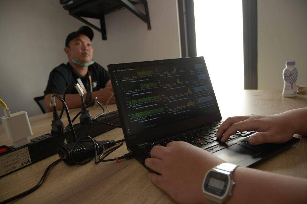 Petugas tengah memeriksa kualitas jaringan internet di Stasiun Bumi Satria-1, Desa Matungkas, Dimembe, Minut, Sulawesi Utara, Kamis (28/12/2023). IDNTimes/Ungke Pepotoh/bt