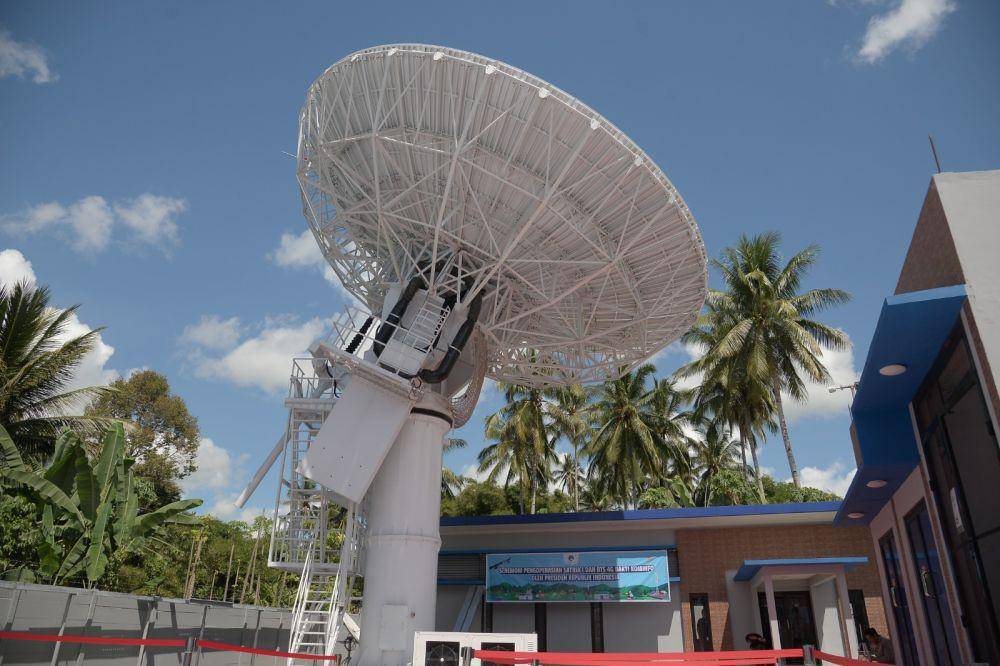 Antena parabola Stasiun Bumi Satria-1 di Desa Matungkas, Minut, Sulawesi Utara, Kamis (28/12/2023). IDNTimea/Ungke Pepotoh/bt