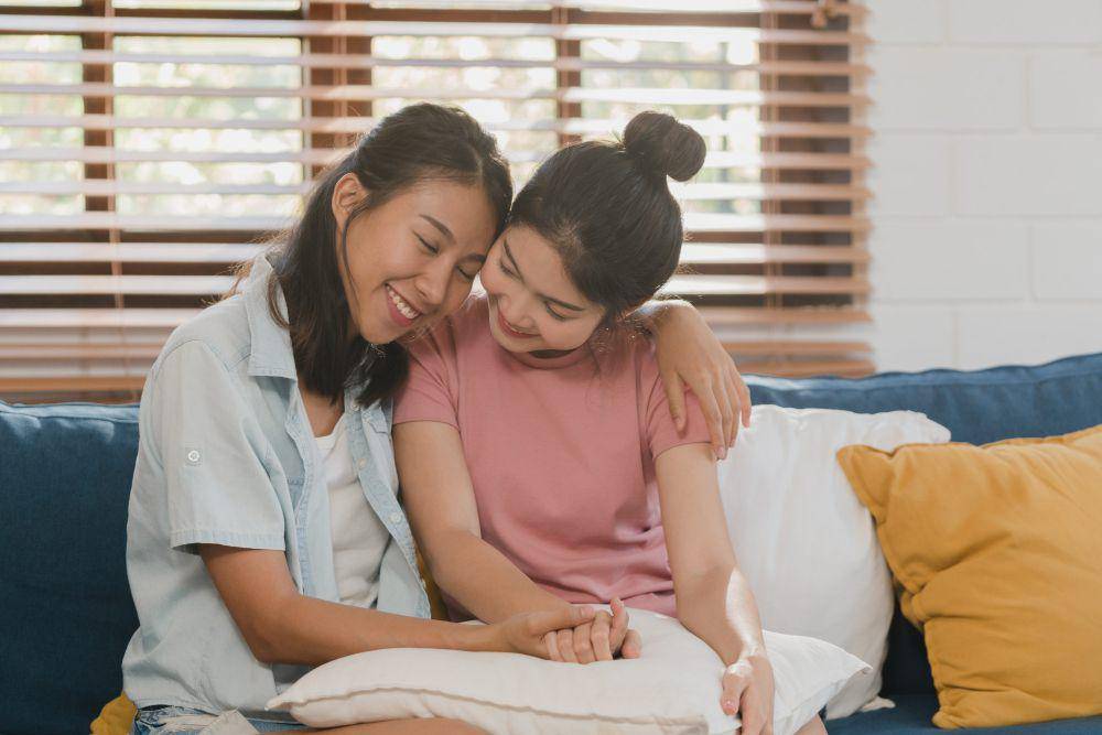ilustrasi seorang ibu dan anak perempuannya (freepik.com/tirachardz)