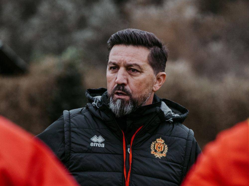 Pelatih KV Mechelen, Besnik Hasi. (Twitter/@kvmechelen).