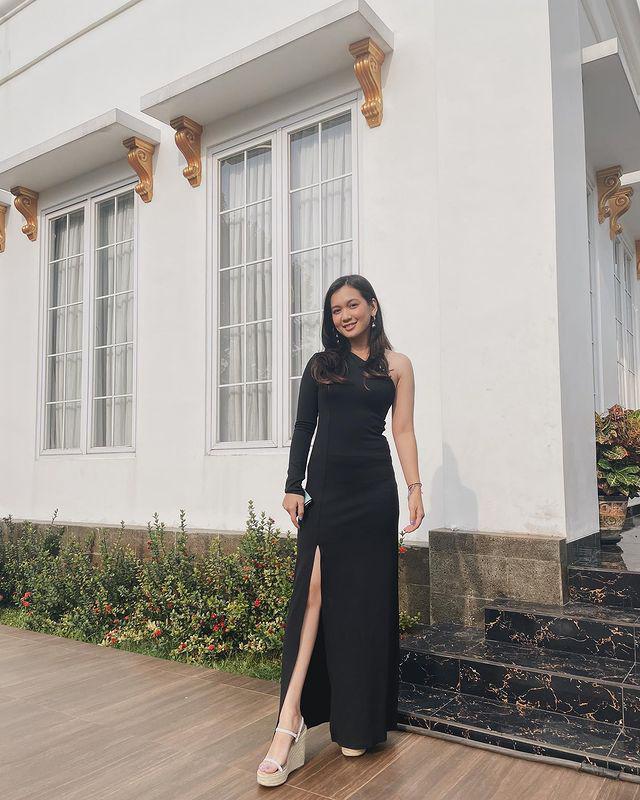 outfit serba hitam ala Dea Annisa (instagram.com/deaaannisa)