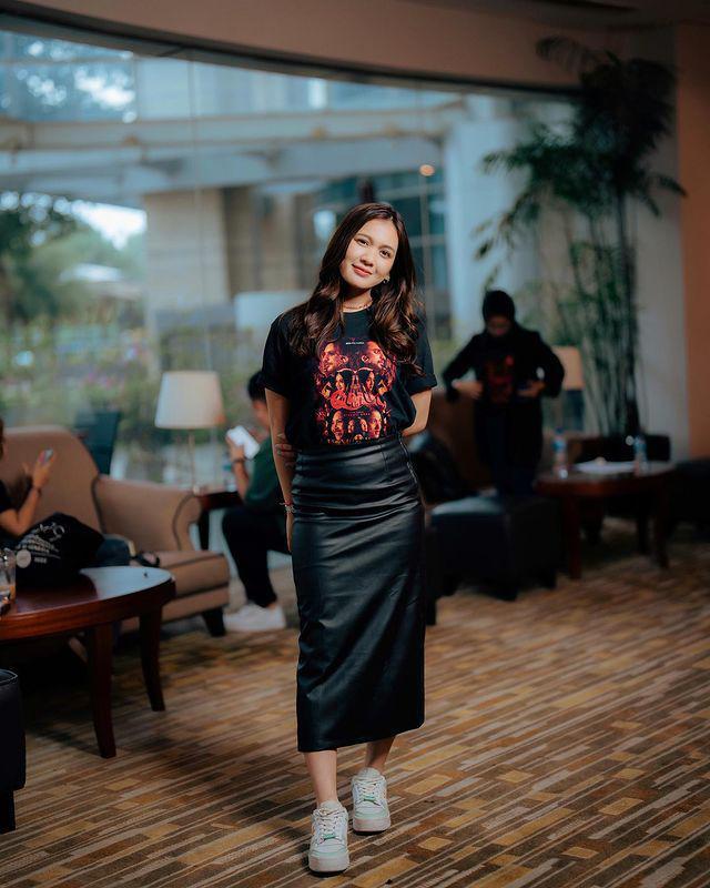 outfit serba hitam ala Dea Annisa (instagram.com/deaaannisa)