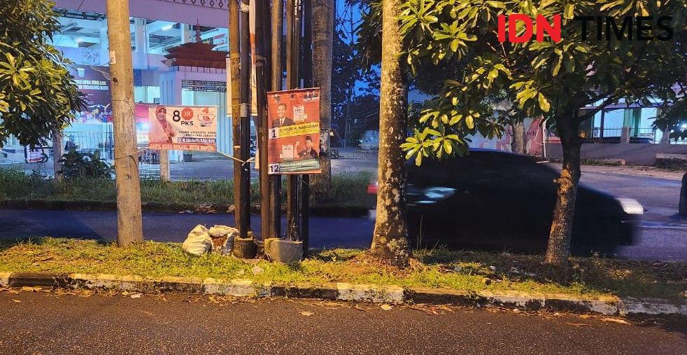Salah satu APK yang terpasang di dekat UPT Pasar Sawangan, Kota Depok. (IDNTimes/Dicky)