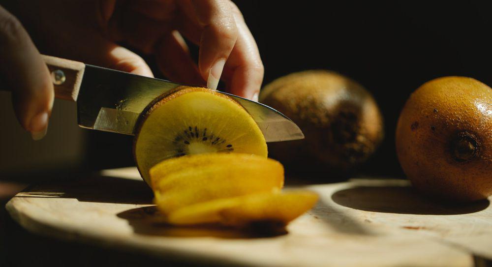 ilustrasi memotong buah kiwi (pexels.com/Any Lane)