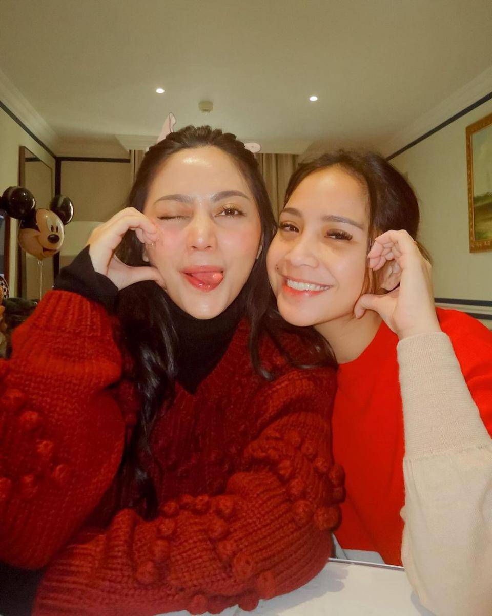 potret keluarga Raffi-Nagita bertemu keluarga Rachel Vennya di Paris (instagram.com/rachelvennya)