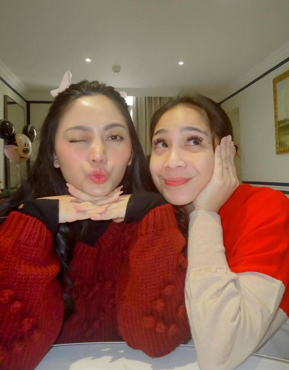 potret keluarga Raffi-Nagita bertemu keluarga Rachel Vennya di Paris (instagram.com/rachelvennya)