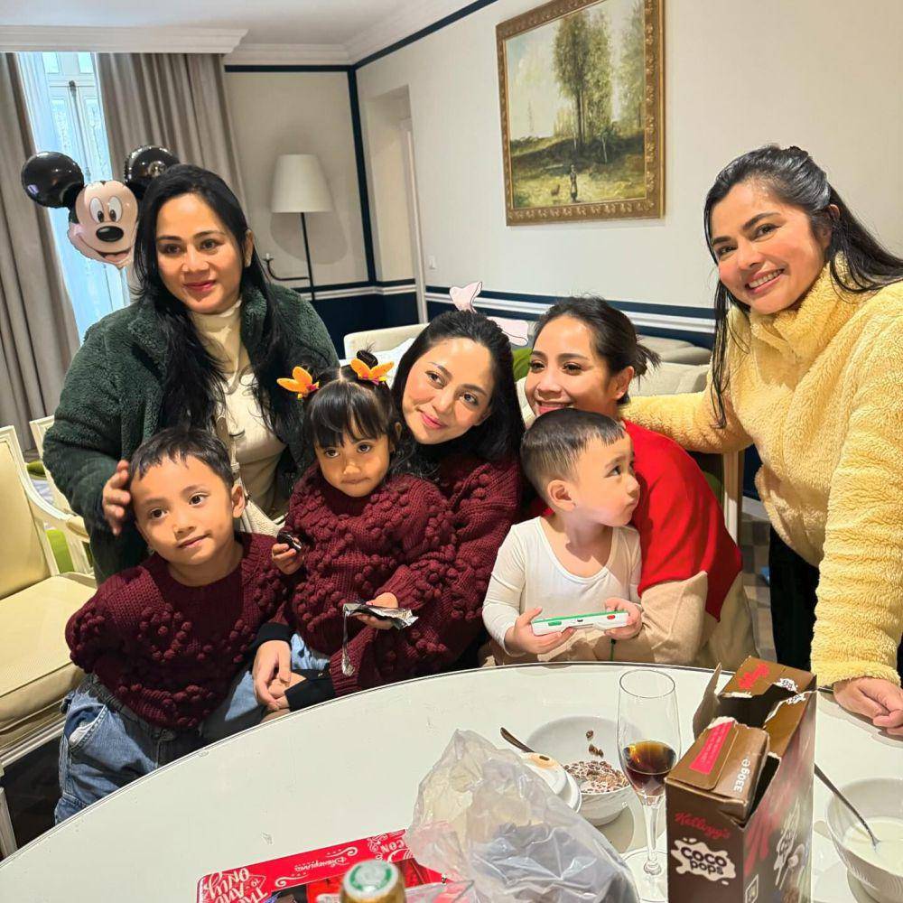 potret keluarga Raffi-Nagita bertemu keluarga Rachel Vennya di Paris (instagram.com/raffinagita1717)