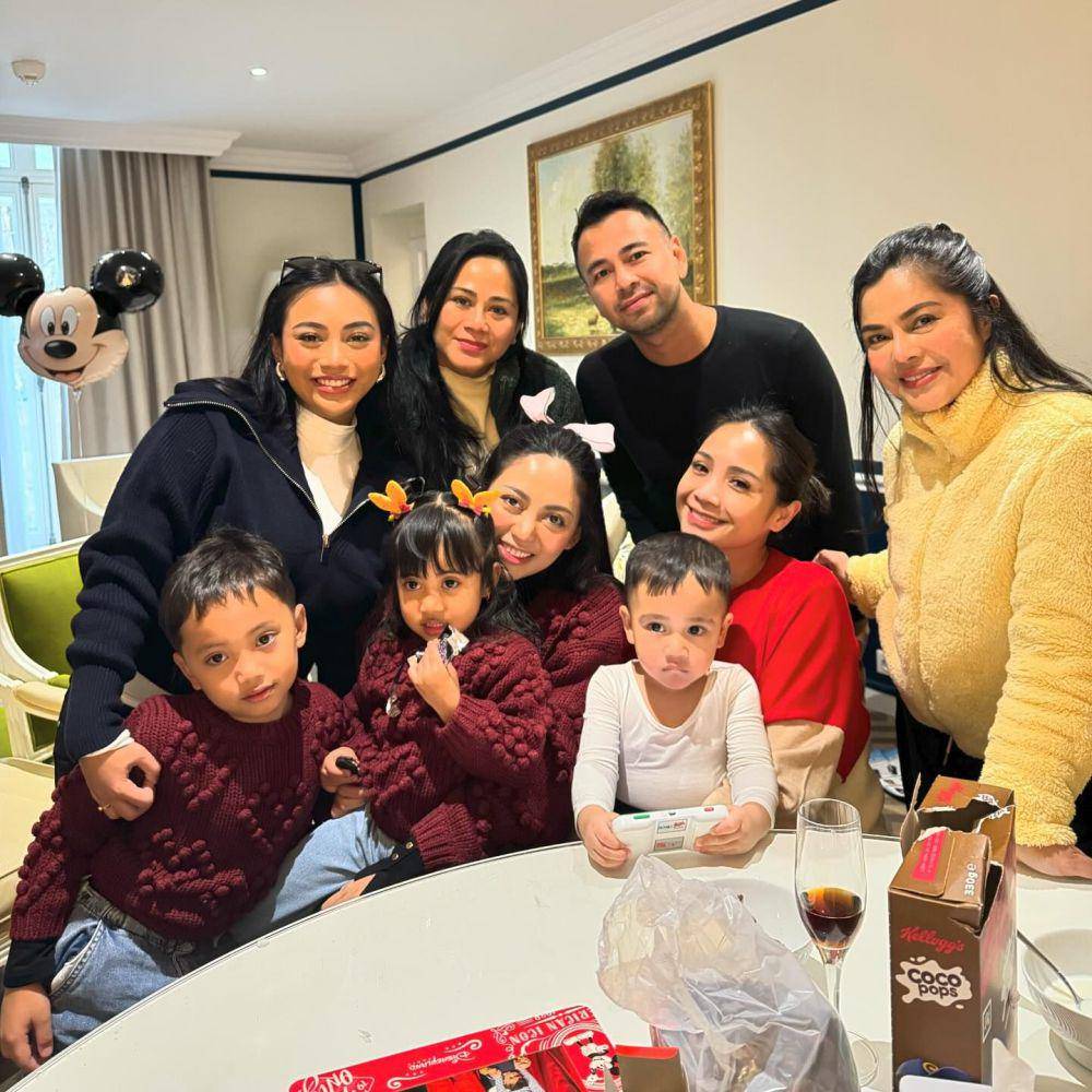 potret keluarga Raffi-Nagita bertemu keluarga Rachel Vennya di Paris (instagram.com/raffinagita1717)
