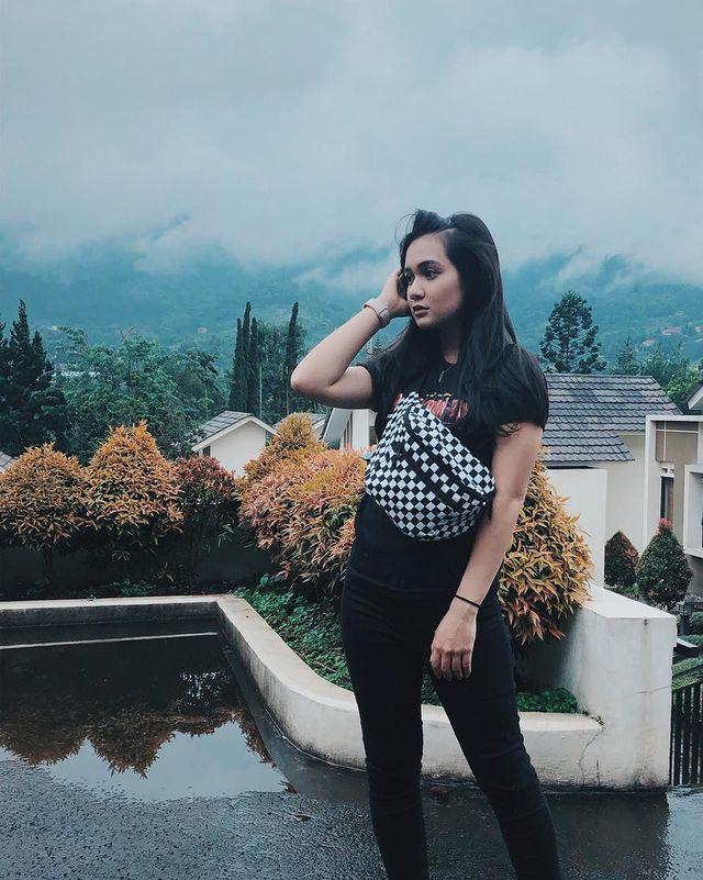 outfit serba hitam ala Dea Annisa (instagram.com/deaaannisa)