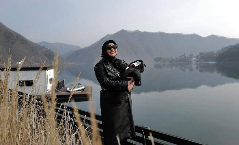 momen baby Azura perdana trip ke Korea Selatan (instagram.com/aurelie.hermansyah)