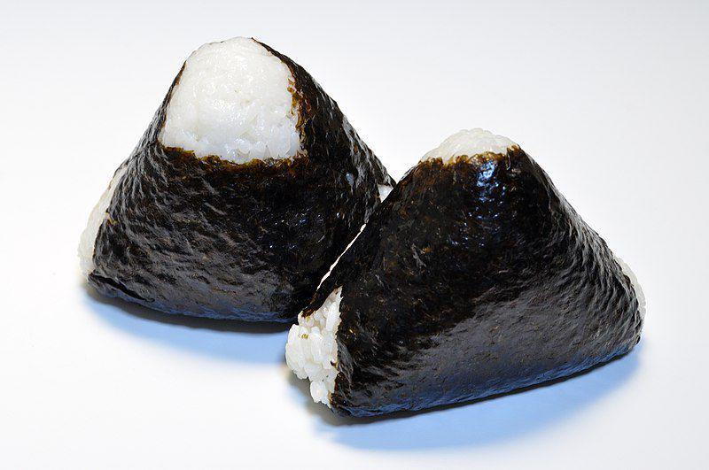 ilustrasi onigiri (commons.wikimedia.org/Ocdp)