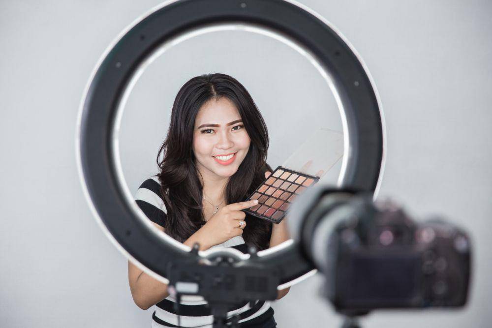 Seorang content creator sedang membuat video. (123rf.com/ferli)