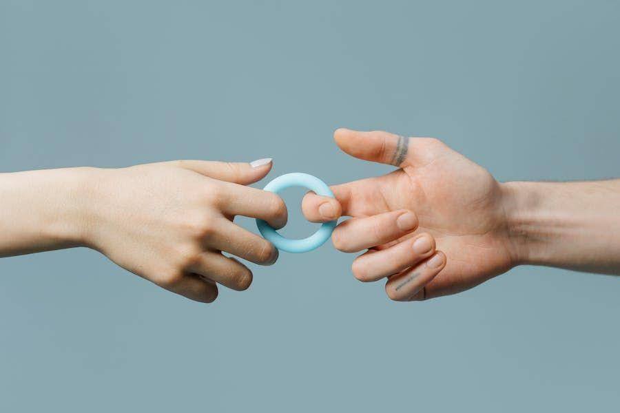 ilustrasi cock ring (pexels.com/cottonbro studio)