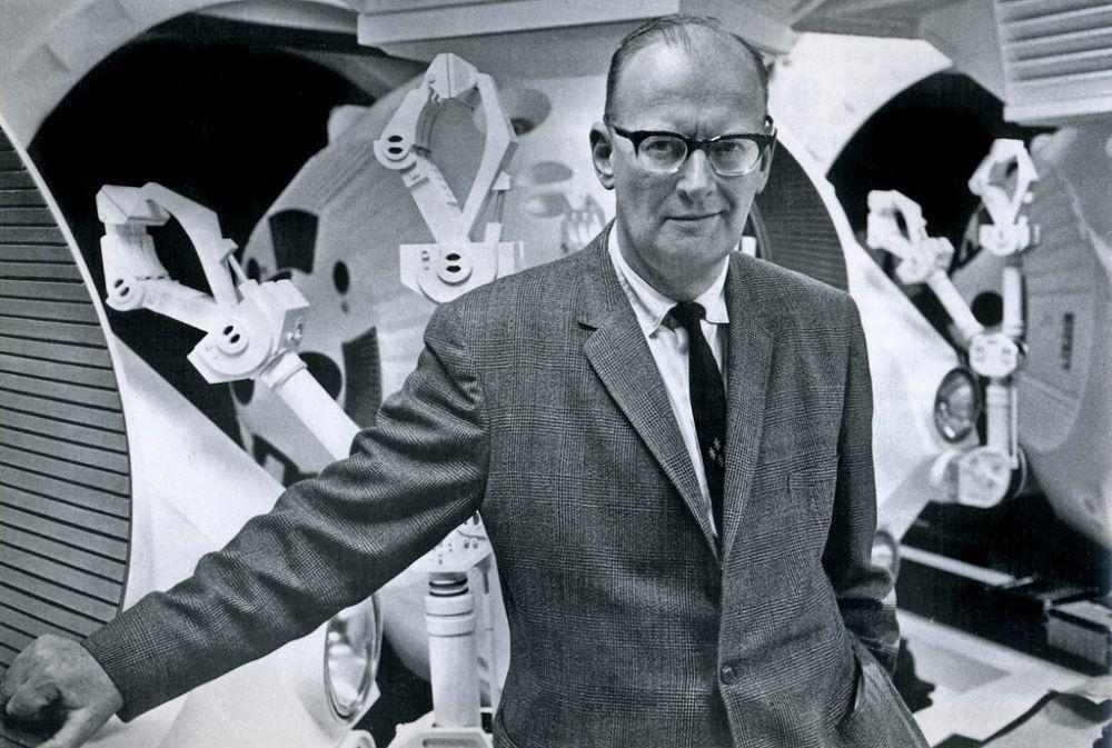 penulis fiksi ilmiah Inggris, Arthur C Clarke, pada 1965 (commons.wikimedia.org/ITU Pictures)