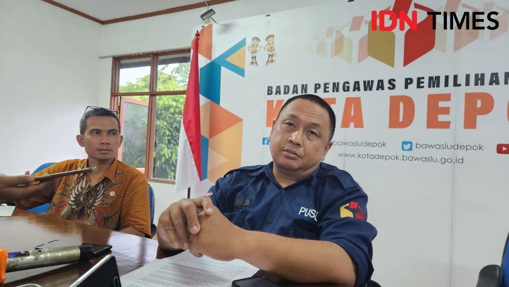 Komisioner Divisi Penanganan Perkara, Data, dan Informasi Bawaslu Kota Depok, Sulastio (kanan) saat ditemui IDNTimes di kantor Bawaslu Kota Depok. (IDNTimes/Dicky)