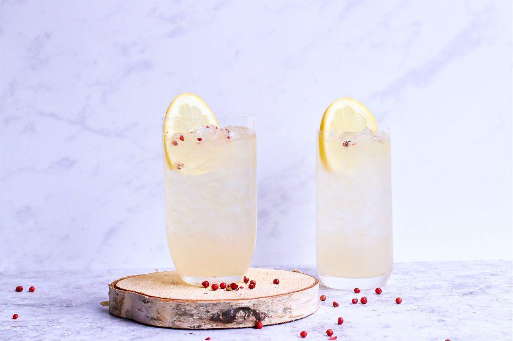 ilustrasi infused water pakai es (pexels.com/Geraud pfeiffer)