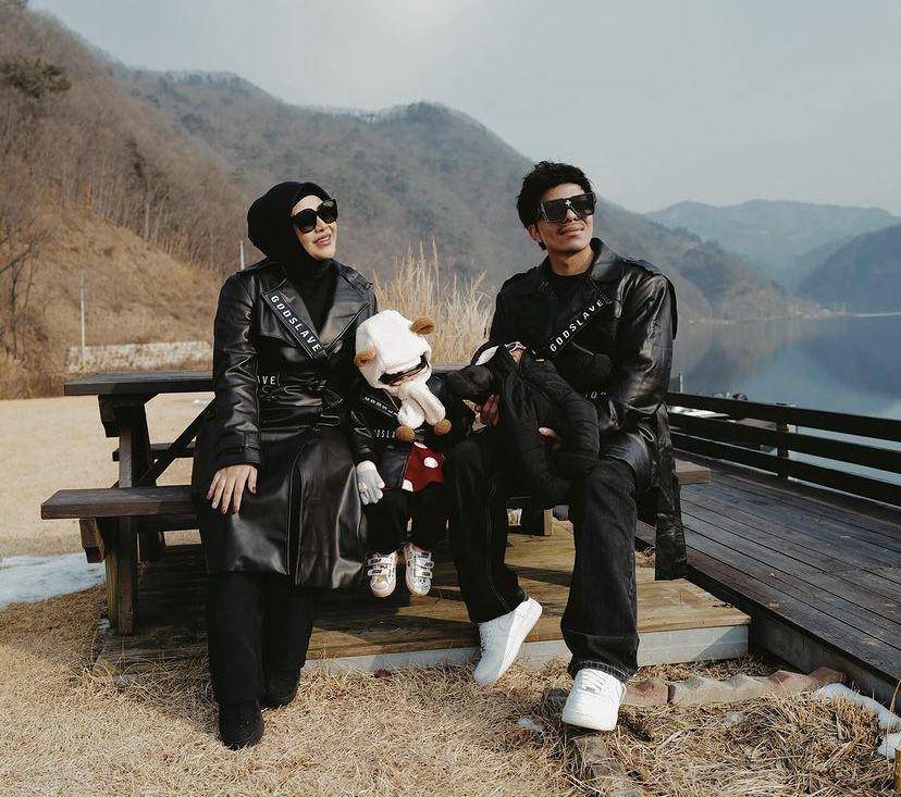 momen baby Azura perdana trip ke Korea Selatan (instagram.com/attahalilintar)