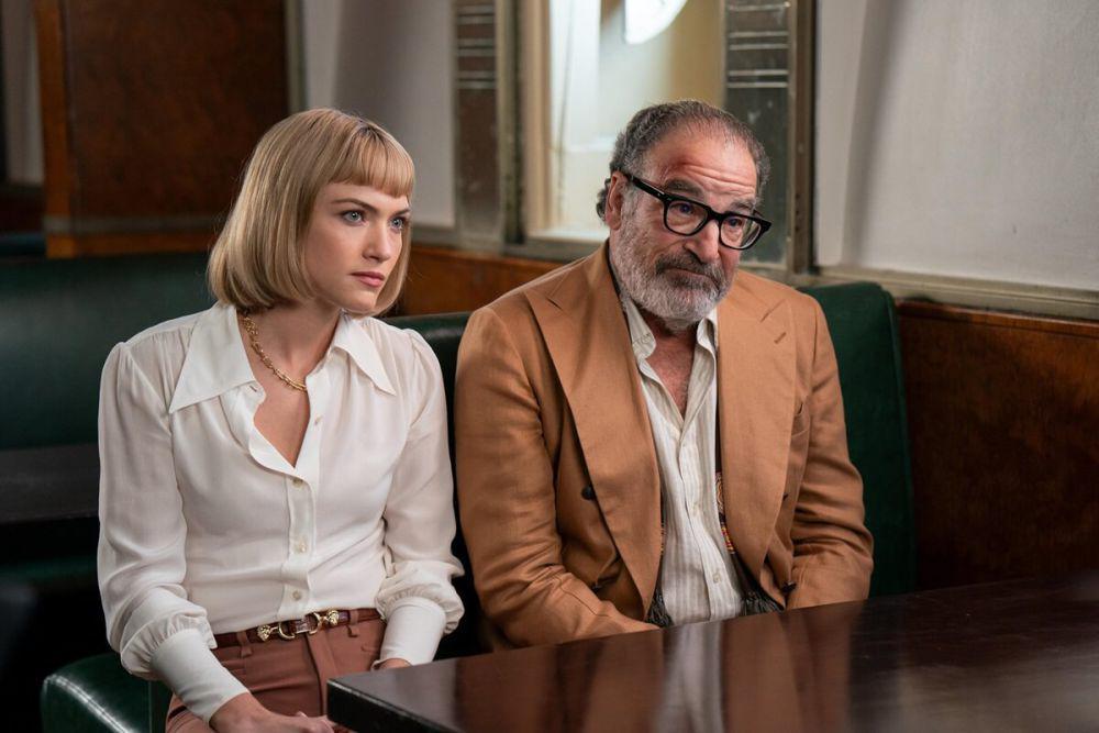Mandy Patinkin (kanan) dalam serial Death and Other Details (dok. ABC Signature/Death and Other Details)