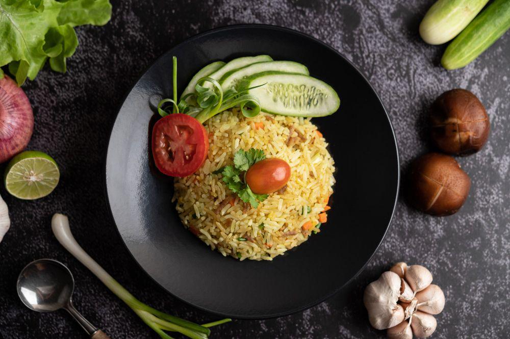 ilustrasi nasi goreng ayam Thailand (freepik.com/jcomp)