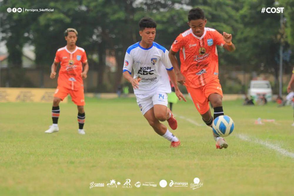 Singhasari FC (jersi putih) dalam laga melawan Persipro 1954 di Liga 3 2023/2024 putaran provinsi. (instagram.com/persipro1954_official)