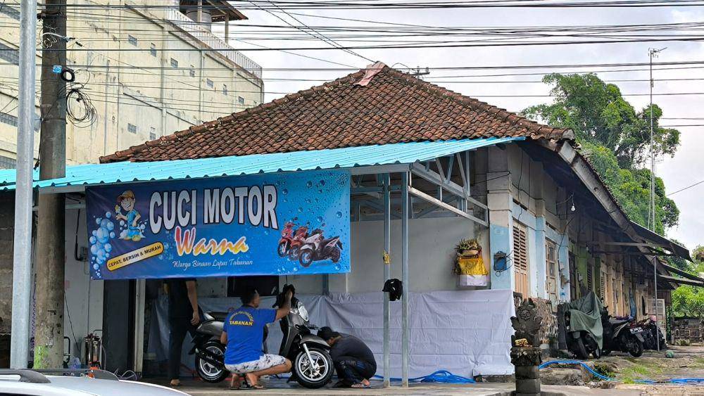 Warga binaan pemasyarakatan Lapas Tabanan menjalani asimilasi cuci motor (Dok.IDNTimes/Istimewa)