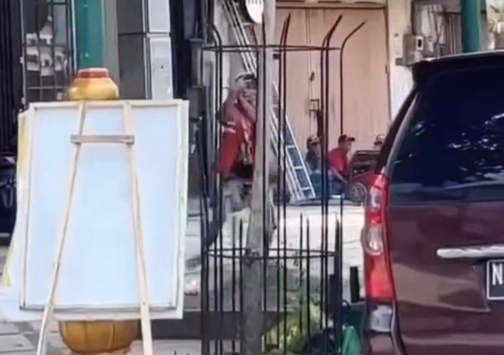 Jukir di Pasar Besar yang viral melakukan kekerasan. (IDN Times/istimewa)