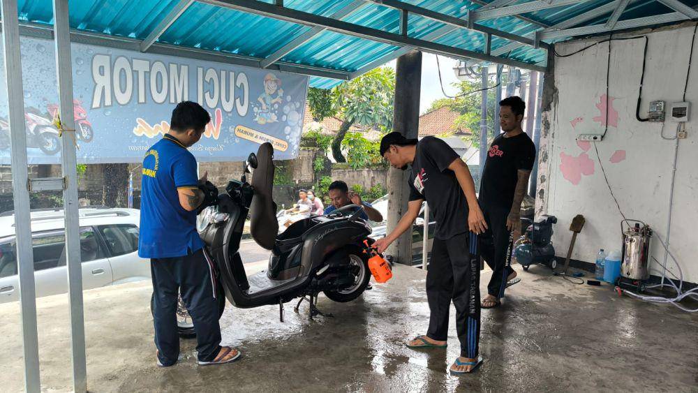 Warga binaan pemasyarakatan Lapas Tabanan menjalani asimilasi cuci motor (Dok.IDNTimes/Istimewa)