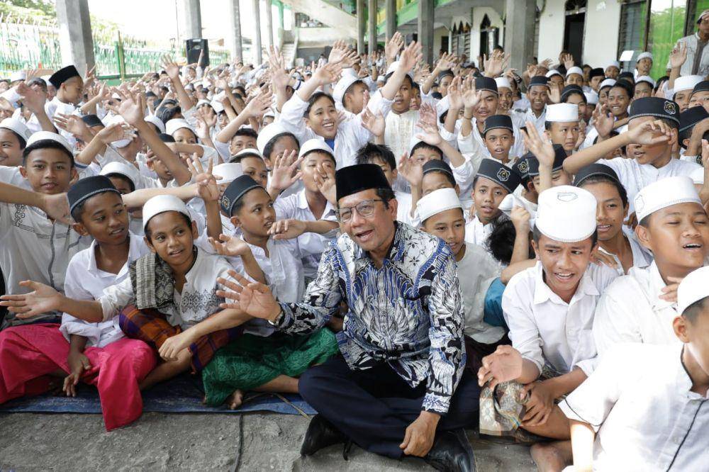 Mahfud MD berkunjung ke Pondok Pesantren (Ponpes) Al Khoziny di Kelurahan Buduran, Kecamatan Buduran, Kabupaten Sidoarjo, pada Kamis (28/12/2023) (IDN Times/Istimewa)