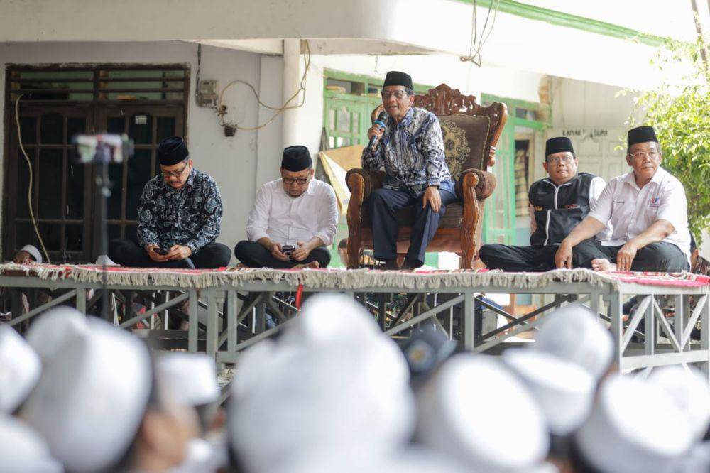 Mahfud MD berkunjung ke Pondok Pesantren (Ponpes) Al Khoziny di Kelurahan Buduran, Kecamatan Buduran, Kabupaten Sidoarjo, pada Kamis (28/12/2023) (IDN Times/Istimewa)