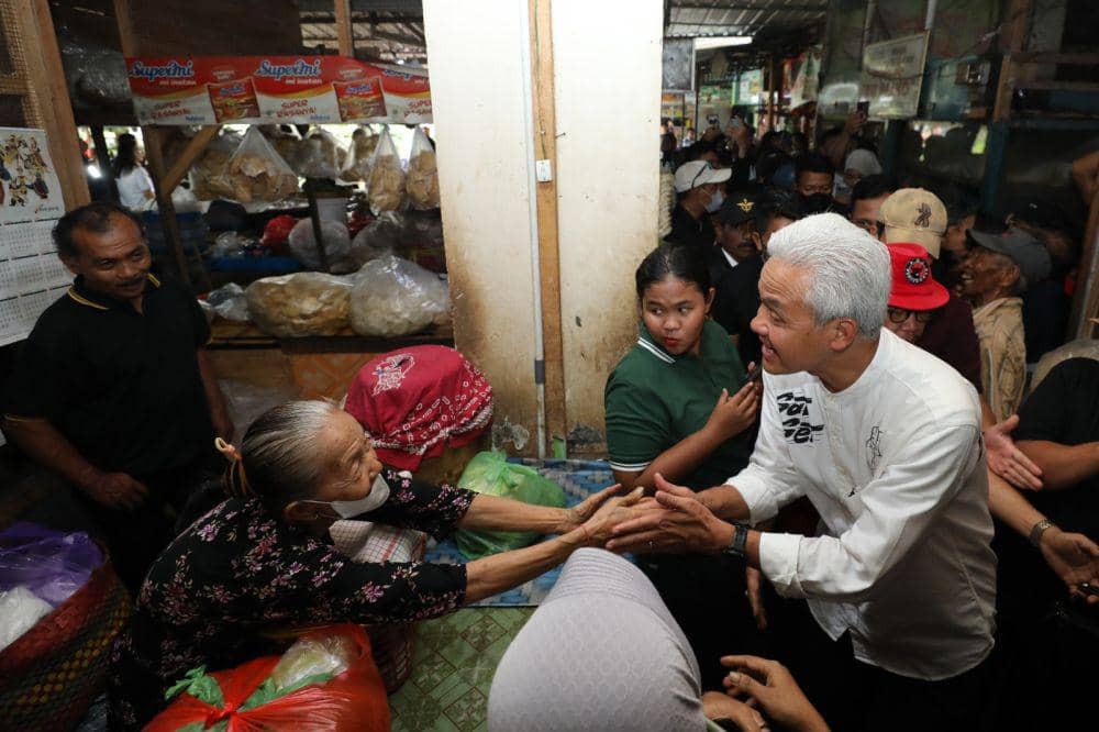 Capres nomer urut 3, Ganjar Pranowo blusukan ke Pasar Wonogiri. (Dok/Tim Media Ganjar)