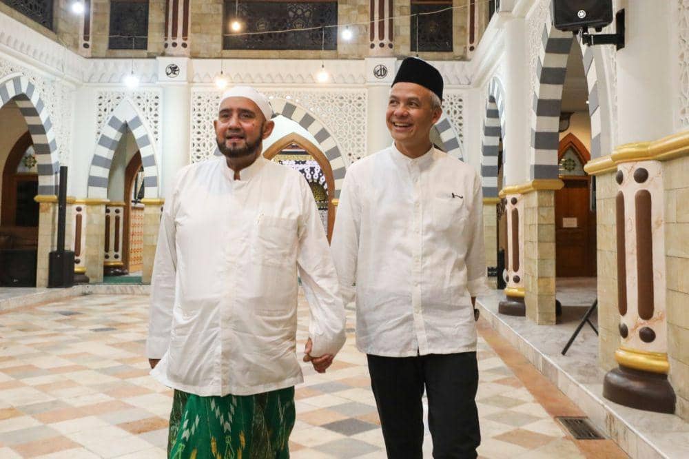 Ganjar Pranowo bertemu dengan Habib Syech Abdul Qadir Assegraf di Solo. (Dok/Tim Media Ganjar)