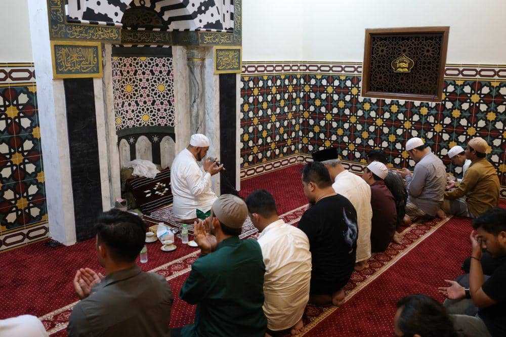 Ganjar Pranowo bertemu dengan Habib Syech Abdul Qadir Assegraf di Solo. (Dok/Tim Media Ganjar)