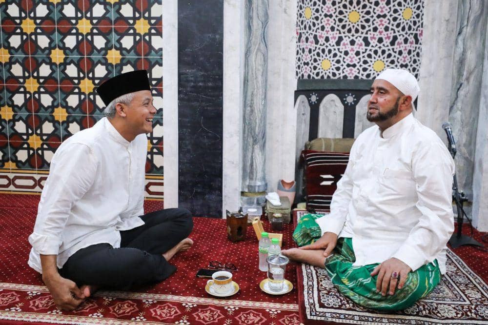 Ganjar Pranowo bertemu dengan Habib Syech Abdul Qadir Assegraf di Solo. (Dok/Tim Media Ganjar)