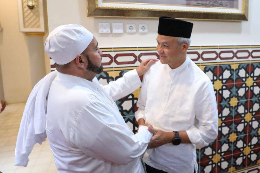 Ganjar Temui Habib Syech Assegaf di Solo, Salat Magrib Bersama