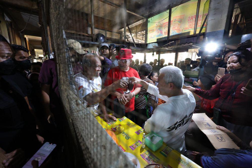 Ganjar Pranowo blusukan ke pasar di Wonogiri, Jawa Tengah, pada Jumat (29/12/2023). (IDN Times/Istimewa)