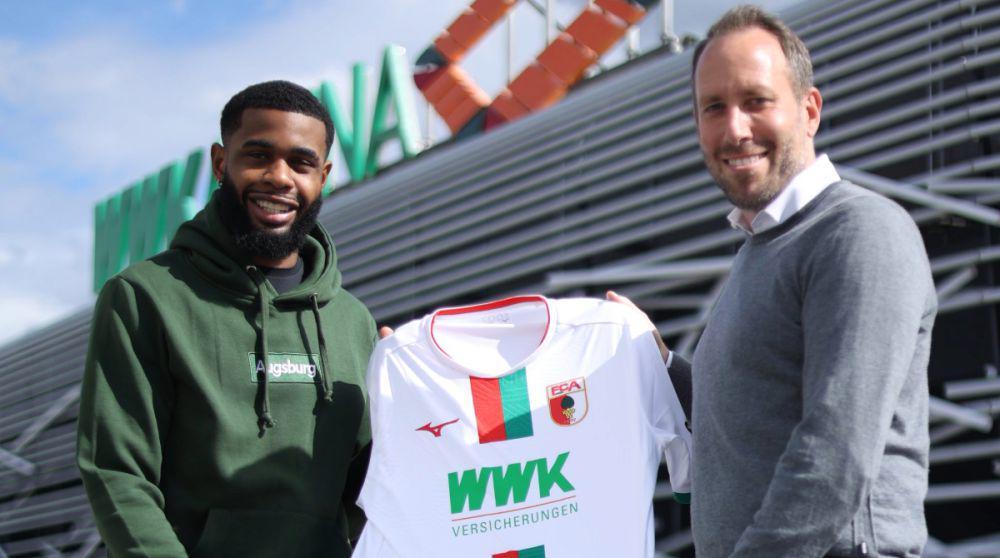 Japhet Tangaga (kiri) saat diperkenalkan sebagai pemain baru FC Augsburg. (twitter.com/FCA_World)