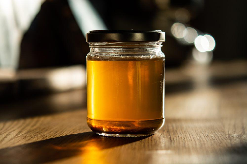 ilustrasi dashi dalam jar (unsplash.com/Jonathan Pielmayer)