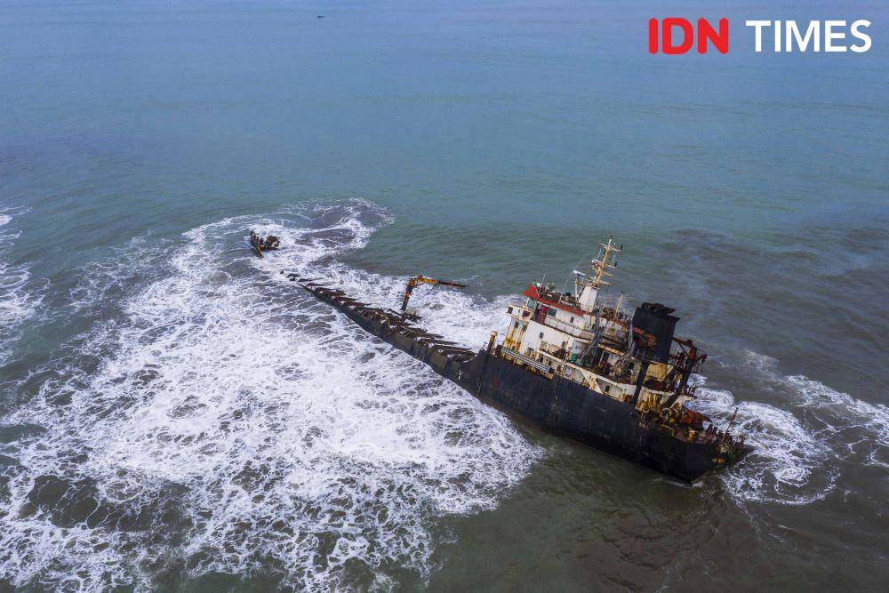 Kapal MT AASHI pembawa aspal Bitumen kandas di perairan Nias Utara, Sumatra Utara, 12 Februari 2023. Tumpahan aspal dari kapal itu berakibat pada pencemaran lingkungan. (Mirza Baihaqie for IDN Times)
