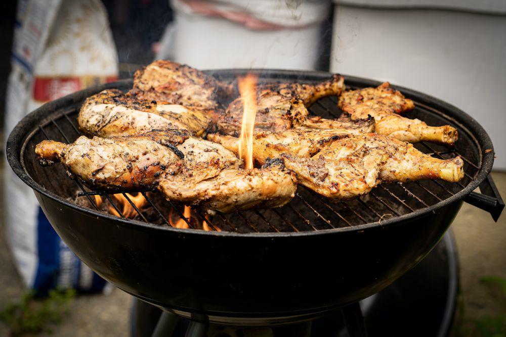 ilustrasi memanggang daging barbeque (unsplash.com/Luis Rivera)