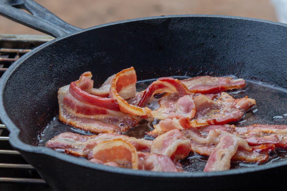 ilustrasi menumis bacon (unsplash.com/Michelle @Shelly Captures It)