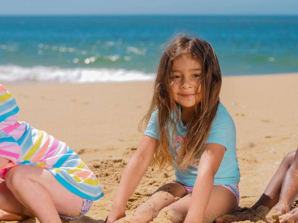 ilustrasi anak di pantai (pexels.com/Kindel Media)