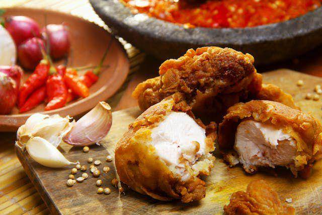 ayam tepung sambal bawang (pexels.com/Yanuar Putut Widjanarko)