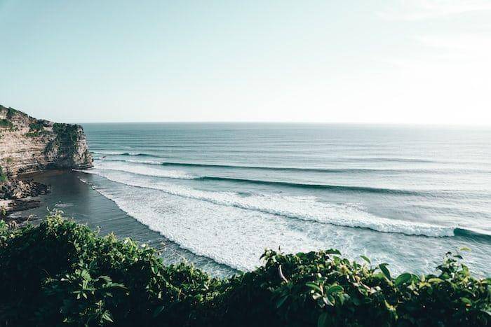 Pantai Uluwatu (unsplash.com/@stevenewilcox)