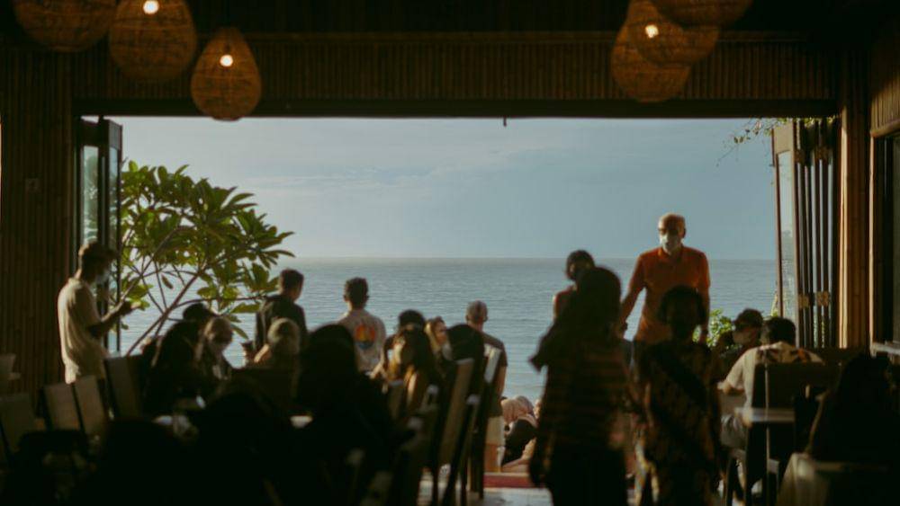 potret beach club di Pantai Jimbaran (unsplash.com/@riffatmuntaz)