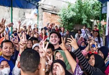 Caleg DPR RI dari PAN dapil Jabar 7 Verrel Bramasta saat berkampanye. (Instagram/@mybramastavrl)