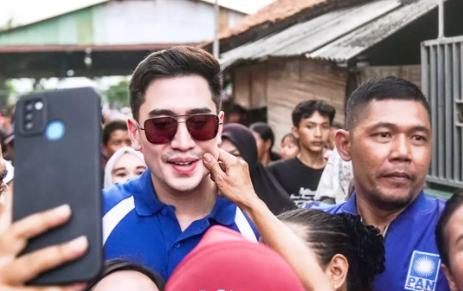 Caleg DPR RI dari PAN dapil Jabar 7 Verrel Bramasta saat berkampanye. (Instagram/@mybramastavrl)
