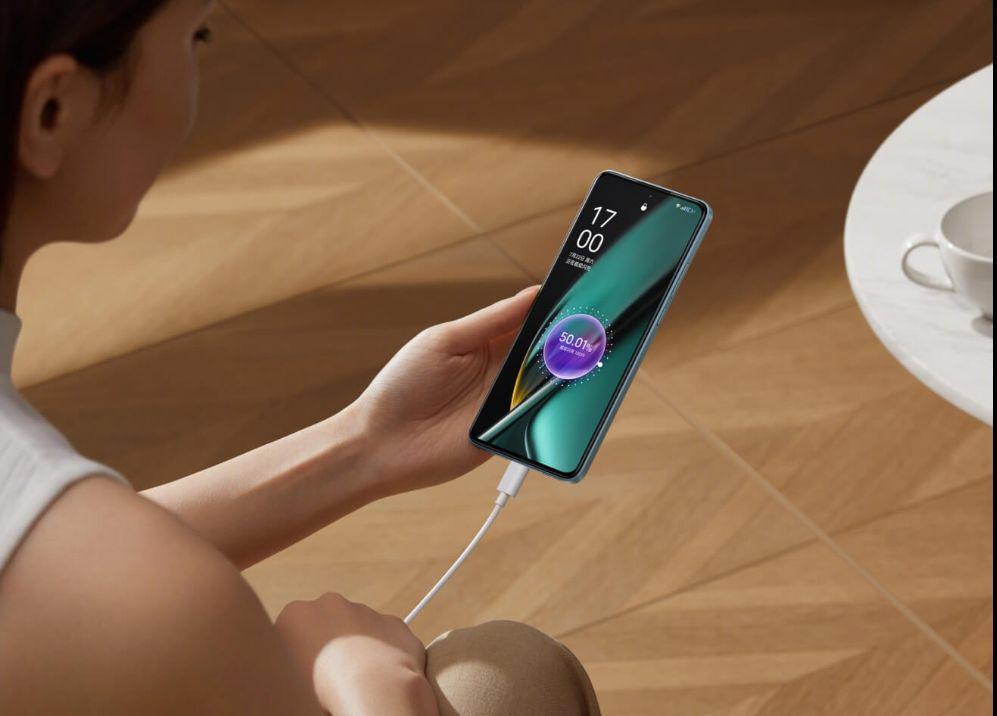 potret memegang OPPO K11 (oppo.com)