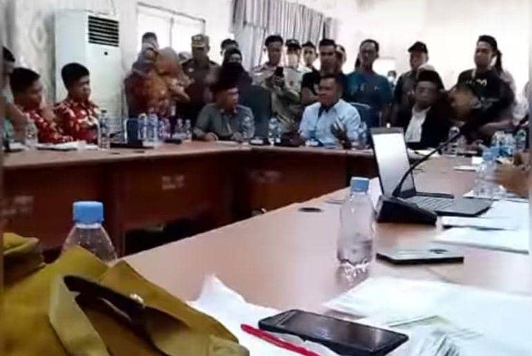 (Para honorer membuat petisi di kantor DPRD Muratara) IDN Times/istimewa